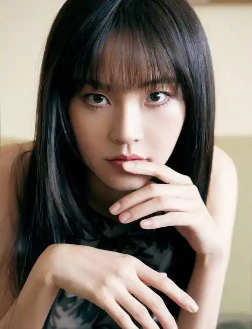 在这张唯美的照片中,张佳宁身着印花露背连衣裙,夏日气息十足.