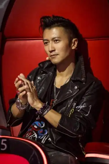 《中国好声音》最年轻导师谢霆锋首期率先满员 打鼓说唱"甩头杀"魅力