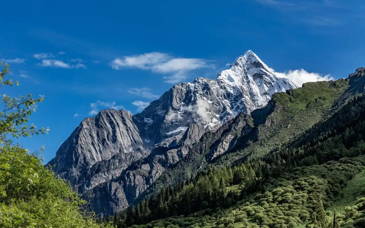 大自然壮观山峰景色图片桌面壁纸