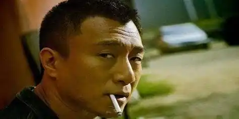 如果是在公共场所明令禁止的地方吸烟,孙红雷应该接受相关处罚,应树立