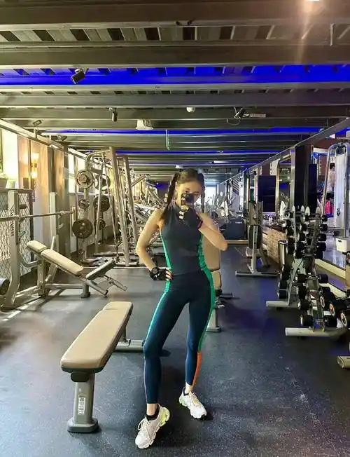 毛晓彤公主扎发甜死啦!今夏这6款发型,真清爽 减龄 显脸小!