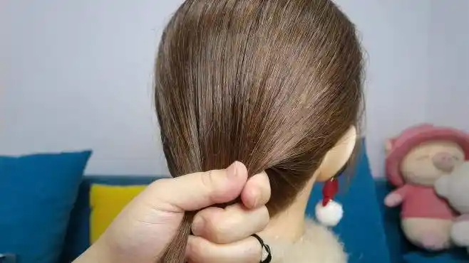 戴帽子这样扎头发太时尚了,舒适又不爱掉,发型特别好扎