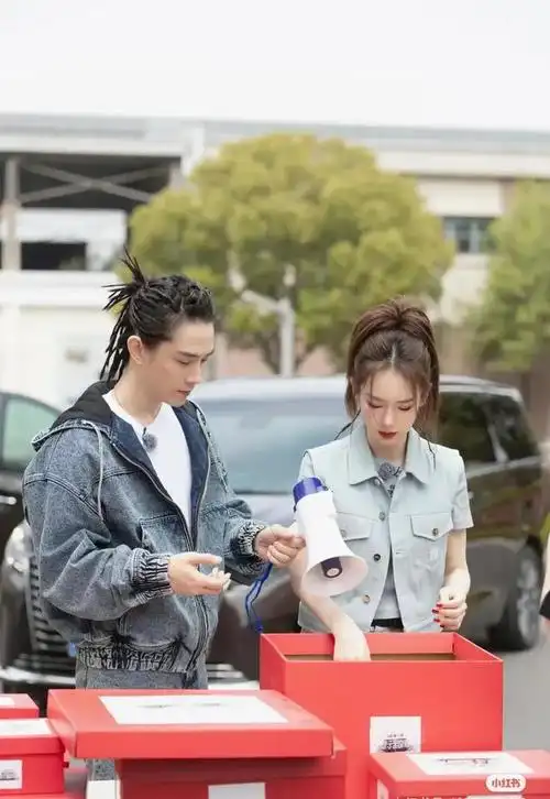 戚薇和李承铉夫妇甜蜜亮相录制现场身穿牛仔服情侣装默契十足