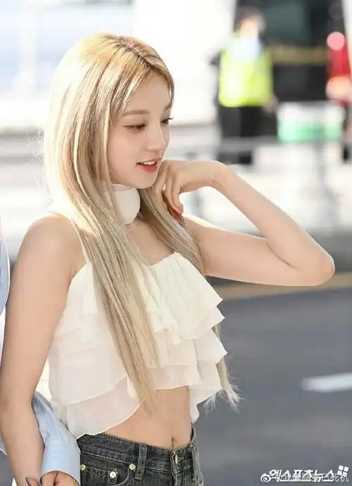 宋雨琦金发白吊带机场出发