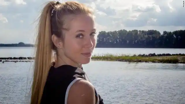 在这段时间里,范德勒(van de leur)因试图勒索一对夫妻有额外的婚外恋