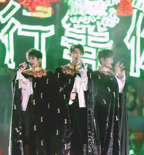 tfboys悄悄合体,名字和站位太扎心:是出道七年该有的待遇?