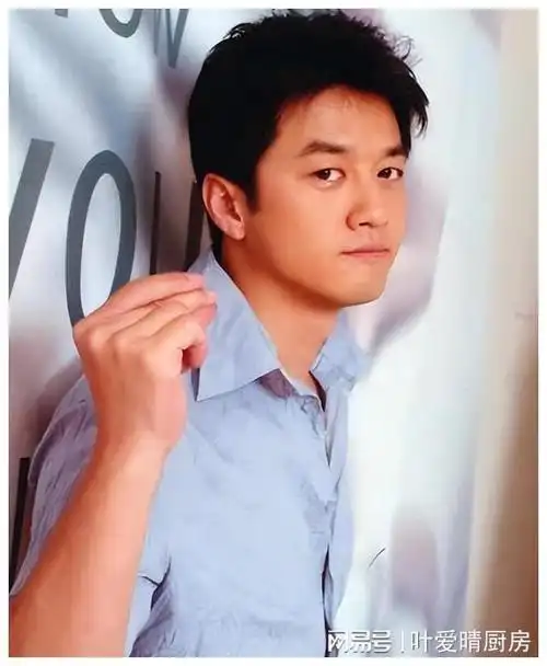 在上个世纪的90年代,年轻有为的李亚鹏凭借独具慧眼抓住机会,成功操盘