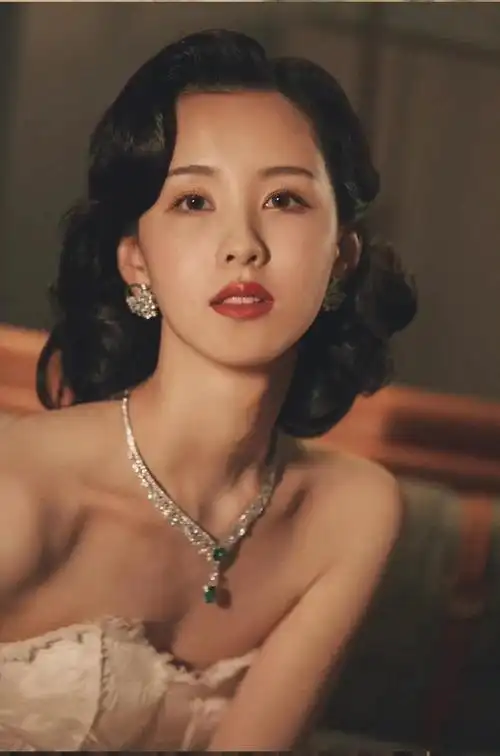 女星陈都灵抹胸美照