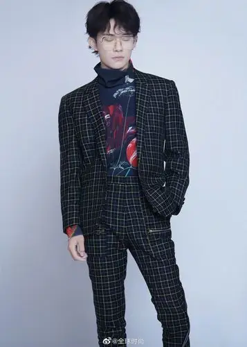 易烊千玺格纹西装##易烊千玺眼镜杀# 易烊千玺一身格纹西装为双十一