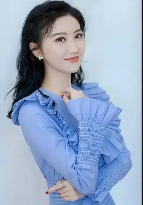 2004年16岁的景甜坐进了车牌为9988的豪车