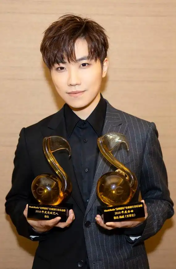 徐良全球流行音乐金榜喜提双奖现场演绎至尊宝