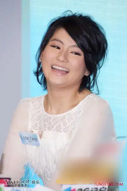 照片中的selina一头短发,搭配一身运动装,干净历练.