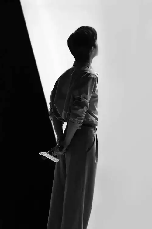 肖战图集先生强大的背影撑起了整个虾圈