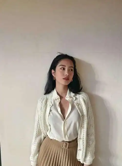 杨采钰身材"有料"又匀称,穿裙装配衬衫只系两颗扣,美感真上头