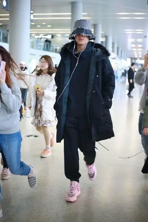 这穿搭让人迷惑,赖冠霖穿粉红色运动鞋,戴做旧渔夫帽挡帅气脸庞