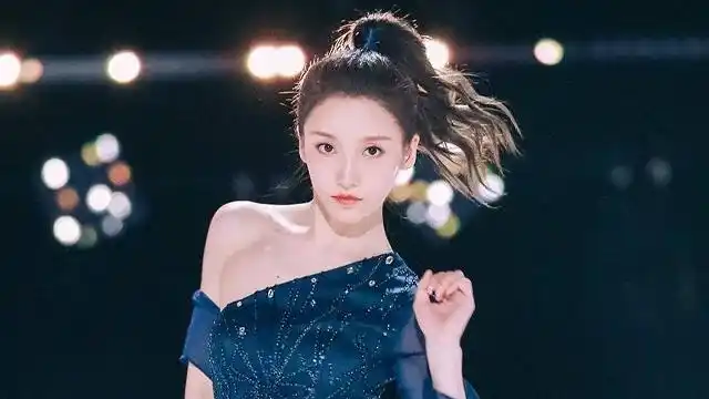 创造营姜贞羽16岁杂志写真曝光 戴圆框眼镜清纯又文艺