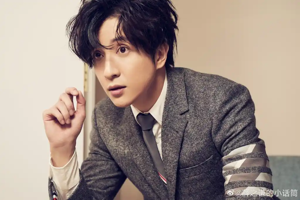 薛之谦的小话筒分享跨年夜造型大片 谦虚&之乎cp上线