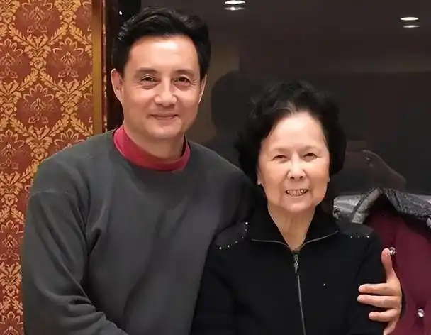 他被谢霆锋打成重伤,发妻6次流产绝情离开,如今街头卖卤肉为生|张卫健