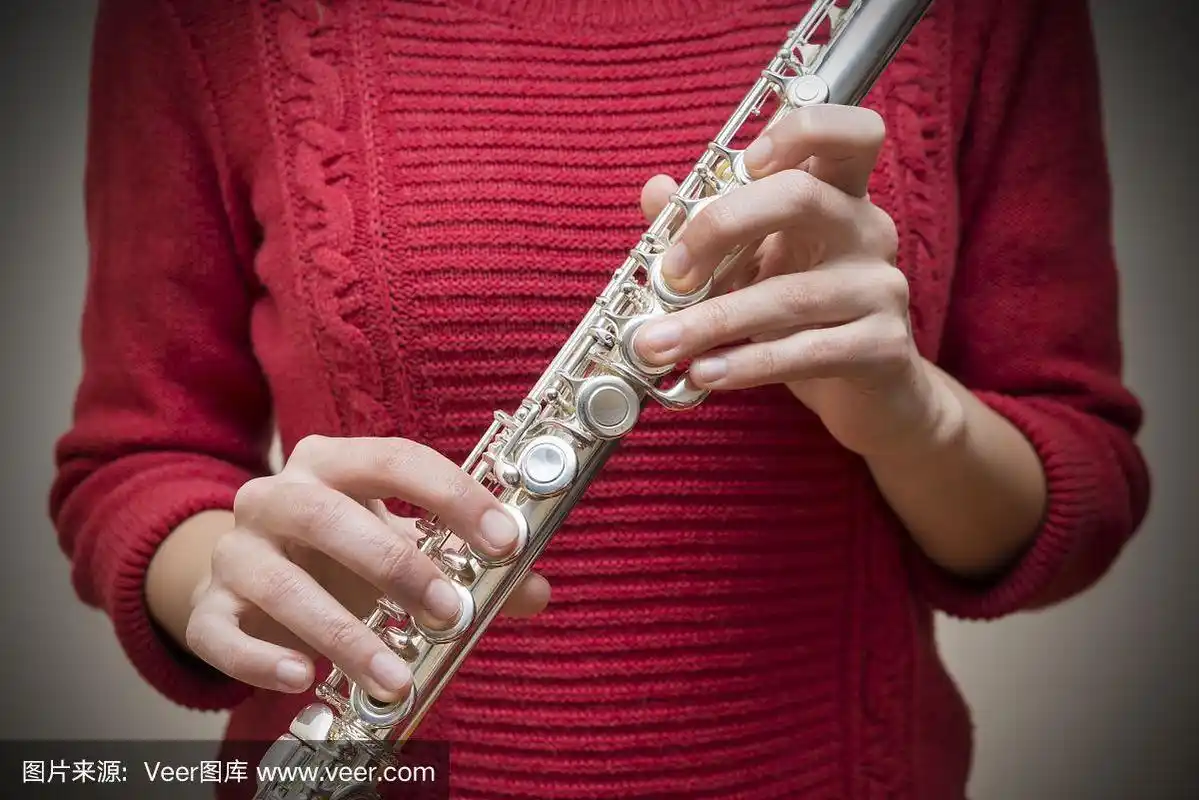 手里拿着长笛的女人