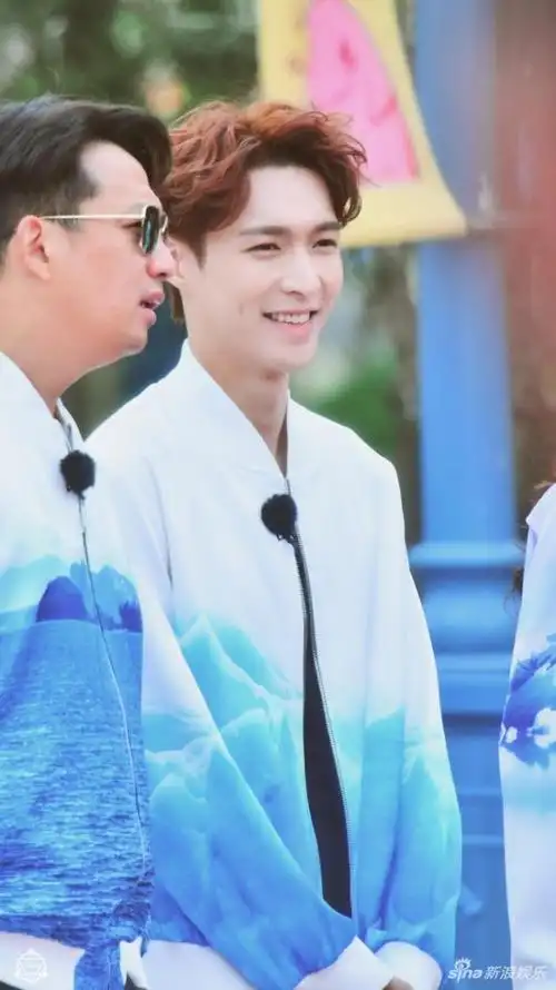 张艺兴解锁新发型 红色卷发似"小绵羊"