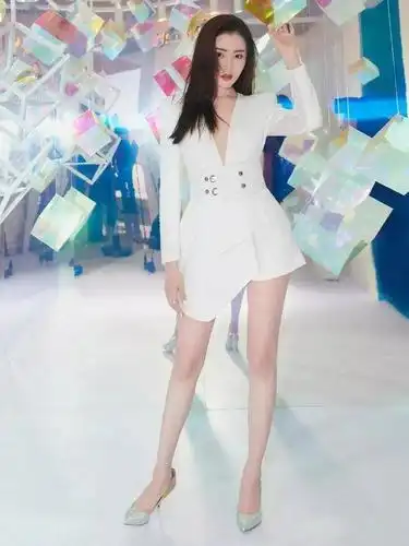 整体氛围已经足够了,但是张天爱却不走寻常路,配了镭射尖头高跟,瞬间