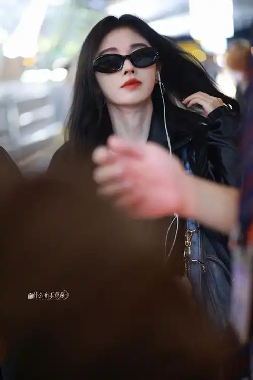 鞠婧祎机场造型