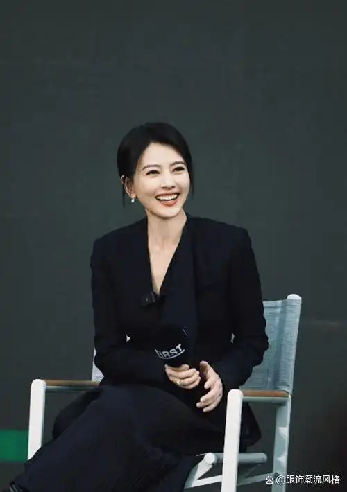 高圆圆穿出中年女性想要的高级感,黑西装搭高腰百褶裙,气质惊艳