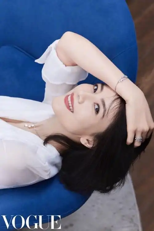 41岁高圆圆升级当妈后更美,白色连衣裙搭配闪亮首饰,高贵优雅