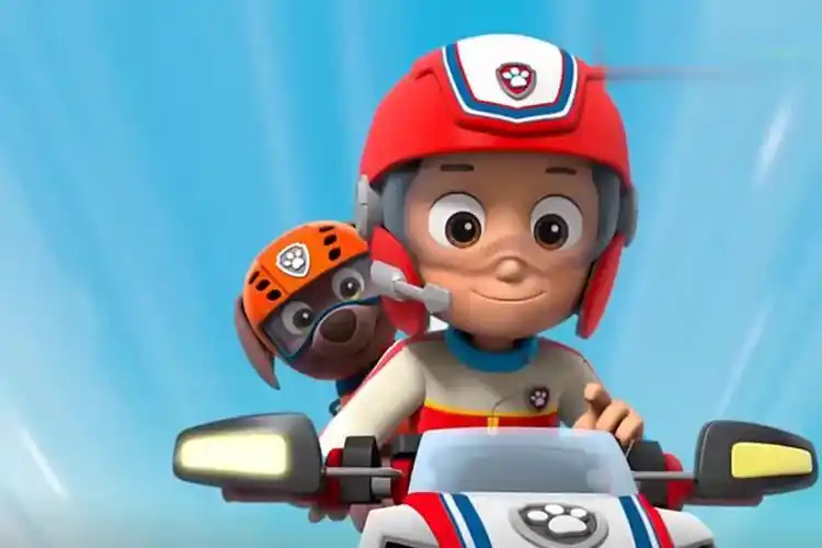 汪汪队立大功:莱德飞跃大卡车入水救开气垫船兜风的咕咕鸡