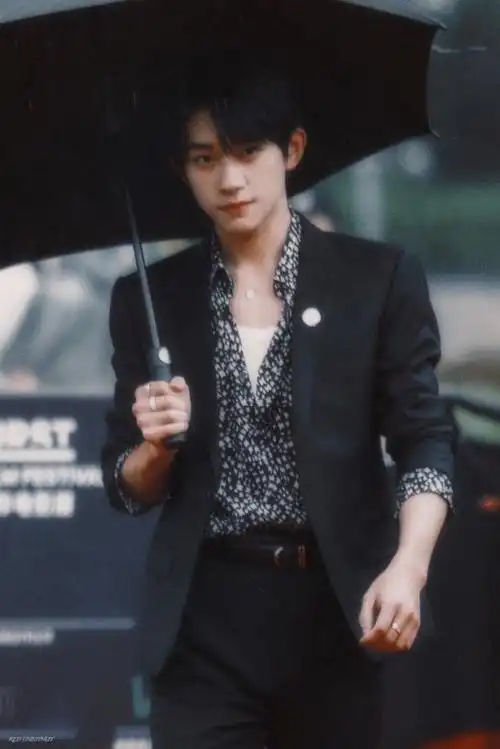 易烊千玺:梦醒时分遇见你