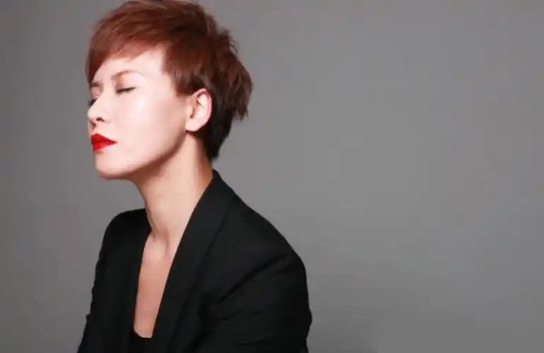 海燕结婚了吗 4组主持人房海燕婚纱礼服写真照.