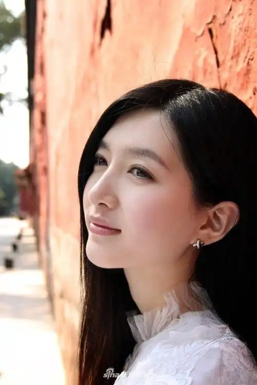 江疏影早期青涩写真曝光,飘逸长发娴静迷人,美少女尽显青春活力