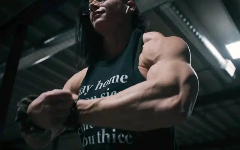 kristennun健身激励帅气的女性健美达人