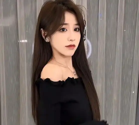 刘思瑶素颜做客毛毛姐直播间!小眼睛四方脸,与视频里判若两人