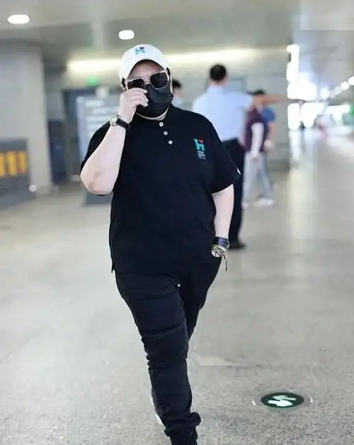 49岁韩红瘦出尖下巴穿西服配平底皮鞋气场强大却暴露身高短板