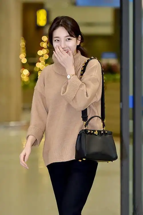 裴秀智还真是很喜欢驼色系,平常私服就很多驼色系列,前段时间的街拍