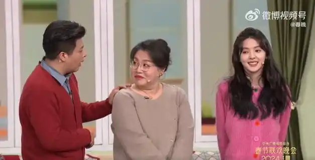 龙年春晚小品那能一样吗被吐槽尴尬章若楠粉色毛衣成爆款