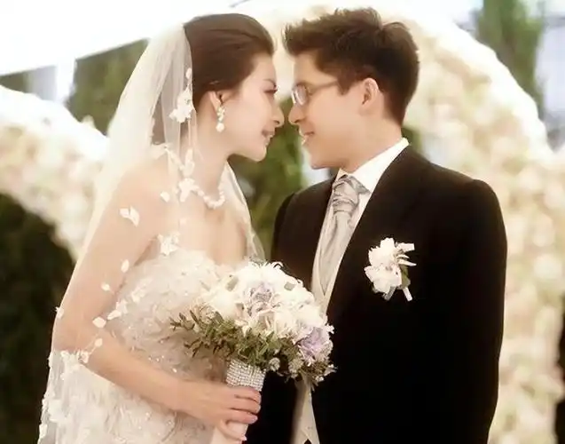 2012年霍启刚和郭晶晶的婚礼可谓是轰动港澳台大陆的大事情,一个是