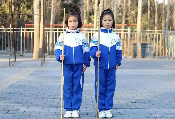 在改革开放之前,中国的学生校服款式单一,颜色单调,以蓝,灰,黑为主.