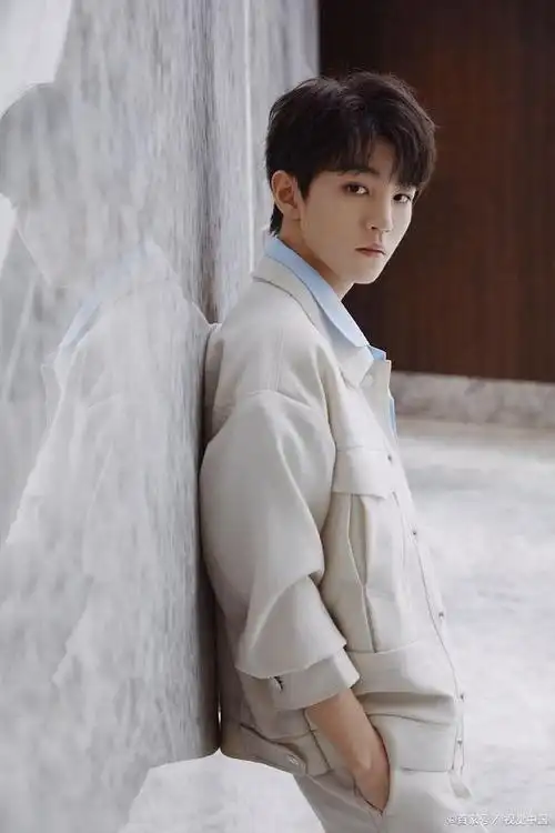 视频中,王俊凯和工作人员被一群手持相机和手机的人包围,现场十分混乱