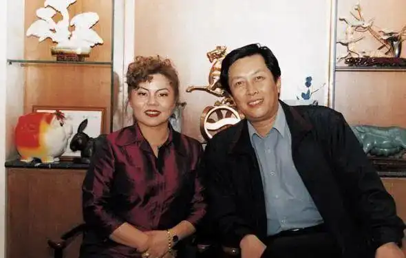 唐国强前妻:生女后被抛弃除夕夜自杀,前夫再婚儿女双全比她幸福