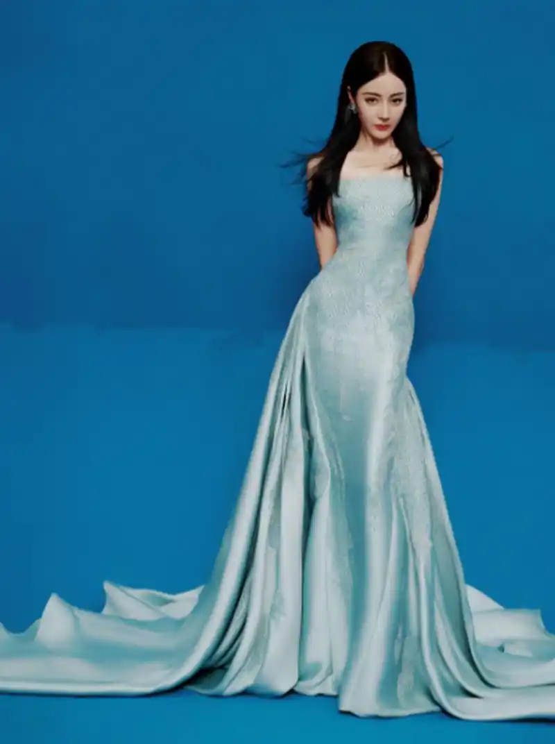 神仙颜值太吸睛了!迪丽热巴美照曝光,瞬间引发网友热议!