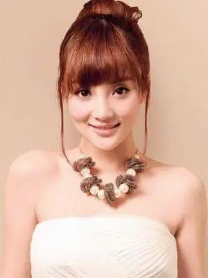 女星大头照潮流发型 掩龄又可爱 (图)