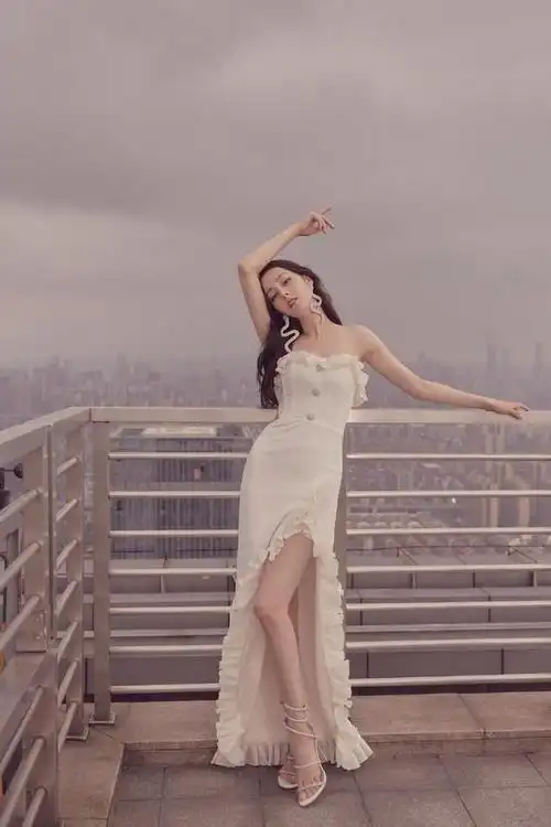 迪丽热巴蘑菇短发出境穿法式田园套裙撞衫腿精宣美竟不相上下