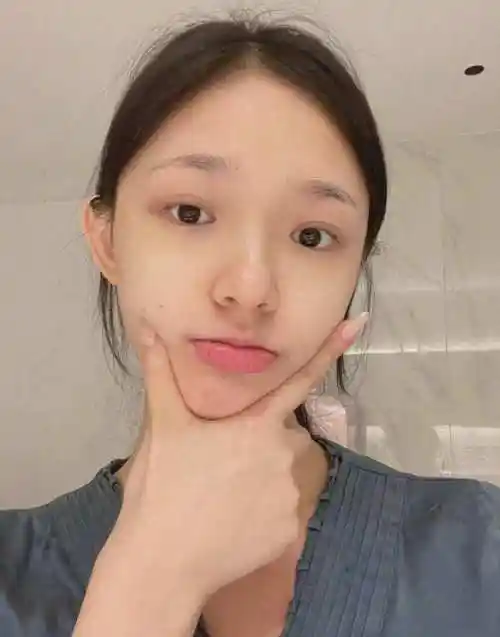 林允晒素颜自拍照皮肤水嫩有光泽却与妆后对比气质差别大