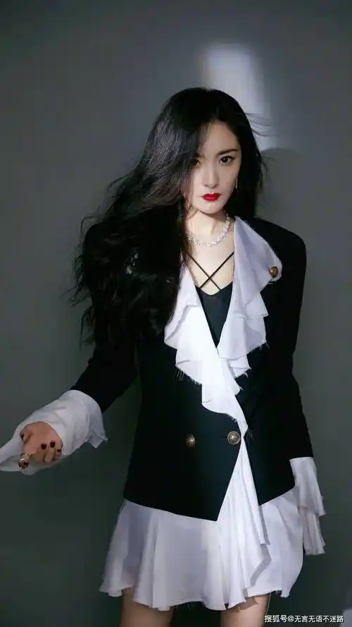 御姐杨幂一套修身的黑色高开叉裙子秀纤细的长腿性感迷人