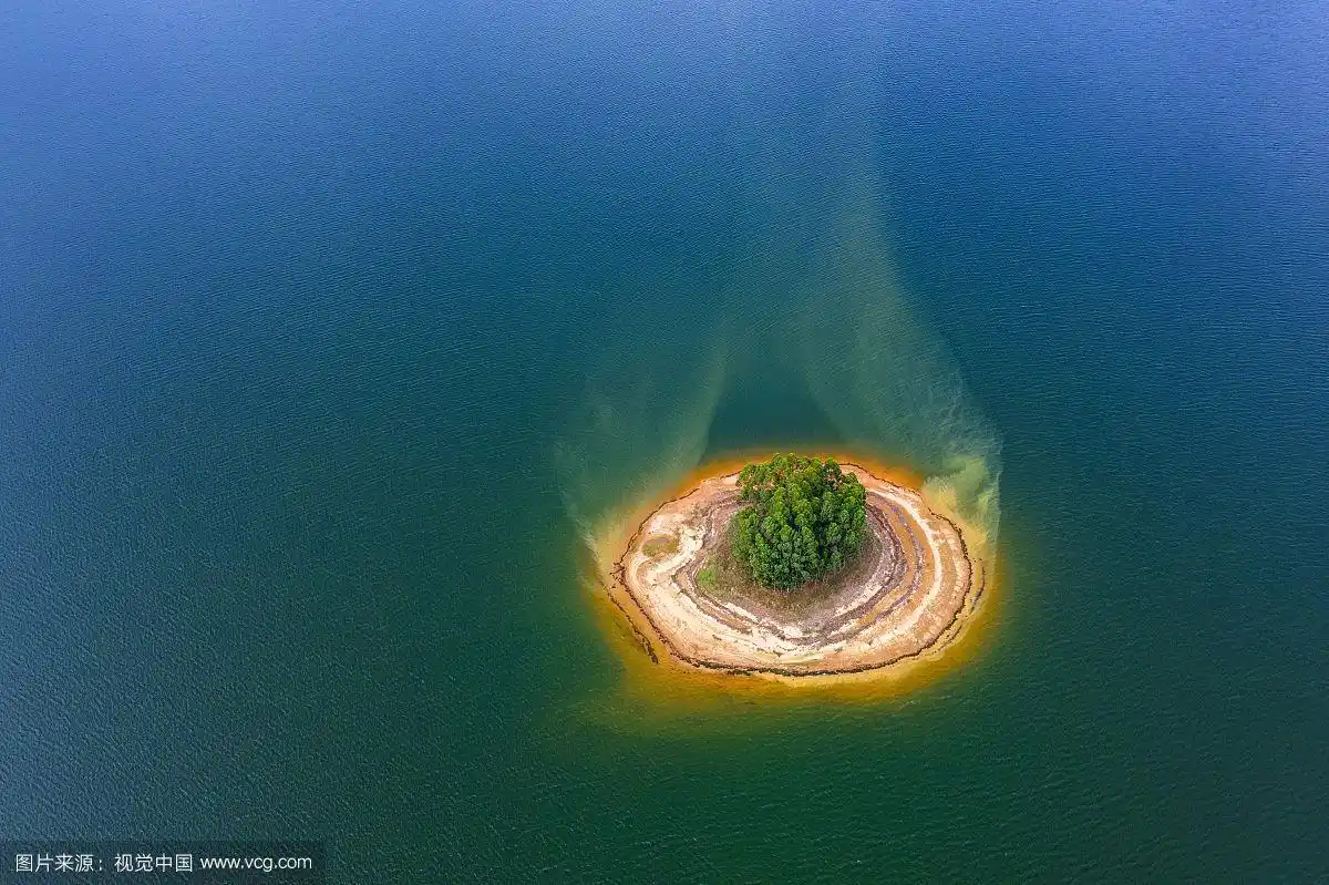 如水中燃烧的圆形小岛