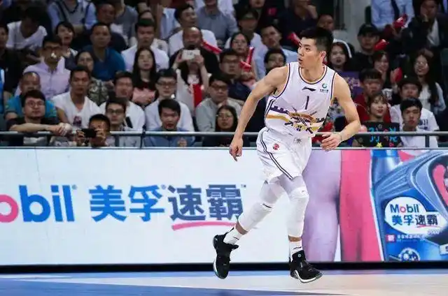 王子瑞假摔吃t场边怒喷他的人是杨毅的兄弟杨毅亲自回怼