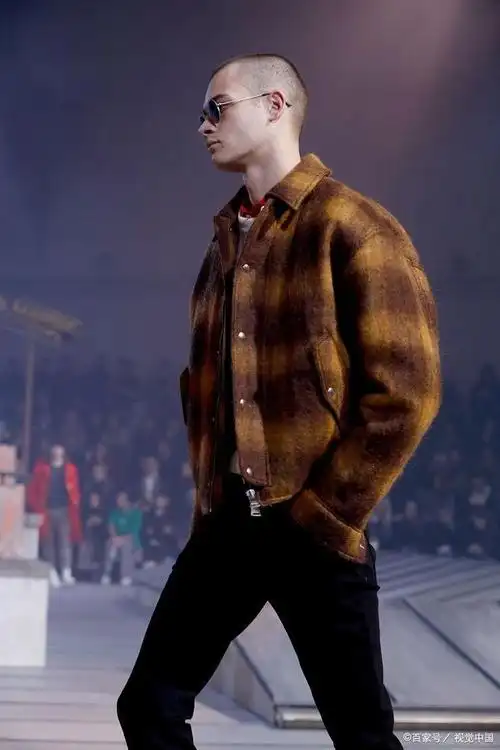 首先,要考虑到光头男人的特点,选择适合的光头男人穿的衣服