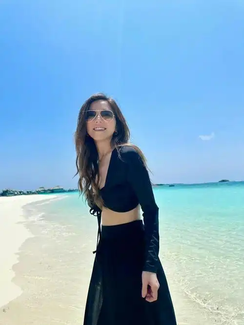 邓紫棋海边沙滩照曝光香肩长腿绝美网友直呼女神